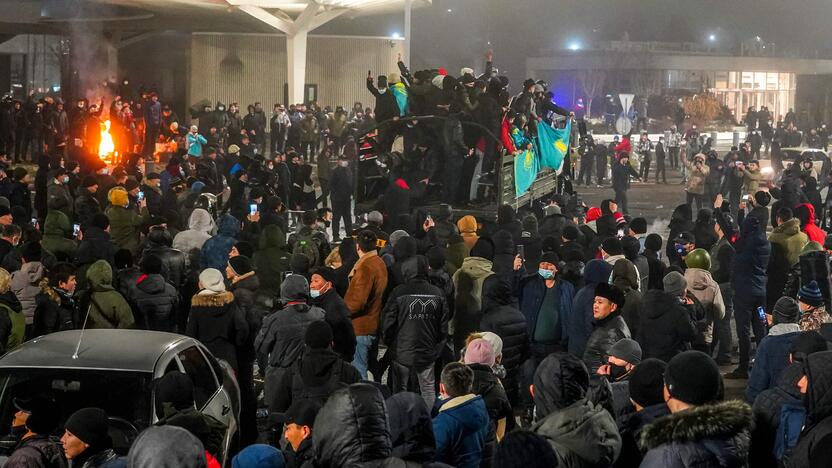 Policijos pajėgos Kazachstane tramdo protestuojančius gyventojus