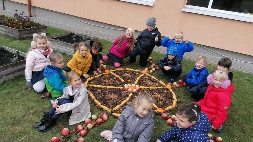 Gamtoje: jei tik geras oras, laiką po pietų vaikai leidžia lauke.