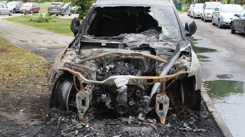 Pėdsakai: antradienį ryte buvo akivaizdu, kad degę automobiliai stovėjo ant šaligatvio.