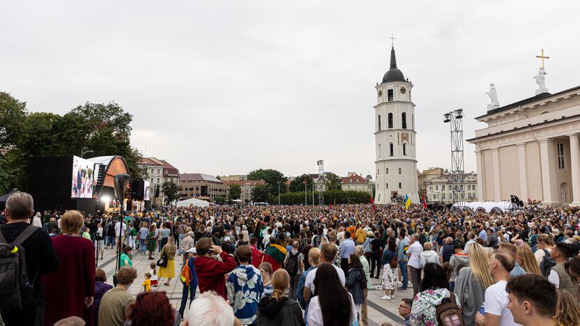 Tautiškos giesmės giedojimas Vilniaus Katedros aikštėje