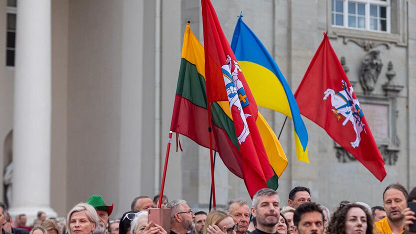 Tautiškos giesmės giedojimas Vilniaus Katedros aikštėje