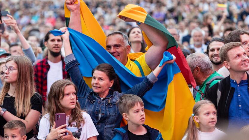 Tautiškos giesmės giedojimas Vilniaus Katedros aikštėje