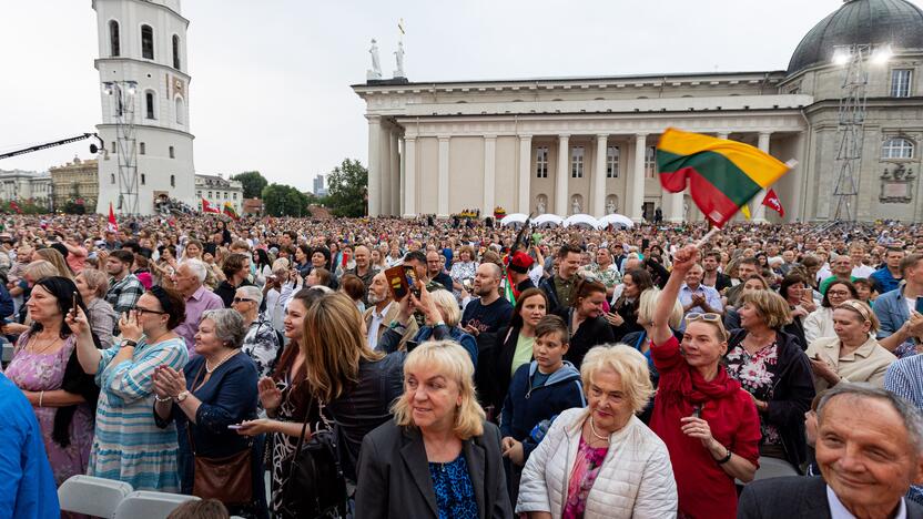 Tautiškos giesmės giedojimas Vilniaus Katedros aikštėje