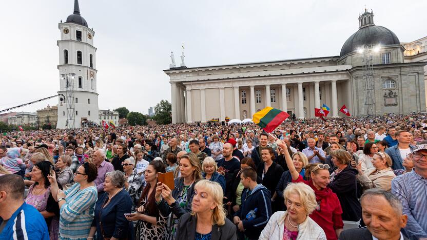 Tautiškos giesmės giedojimas Vilniaus Katedros aikštėje