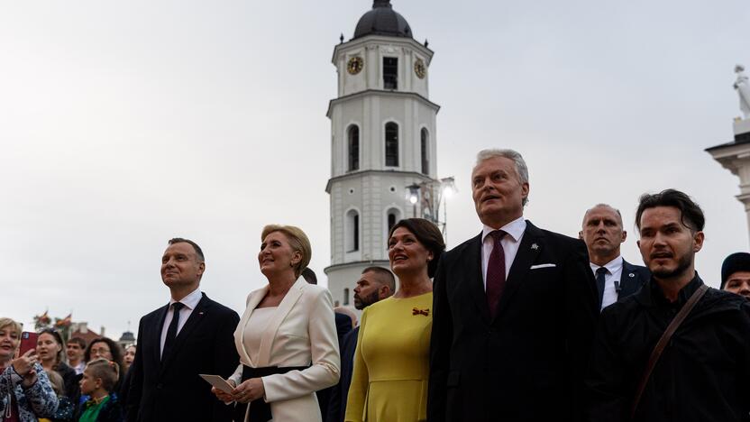 Tautiškos giesmės giedojimas Vilniaus Katedros aikštėje