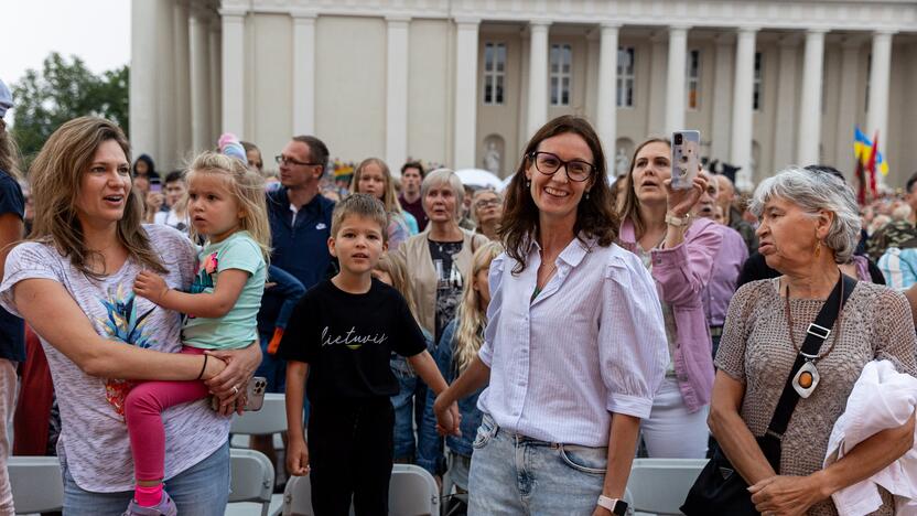 Tautiškos giesmės giedojimas Vilniaus Katedros aikštėje