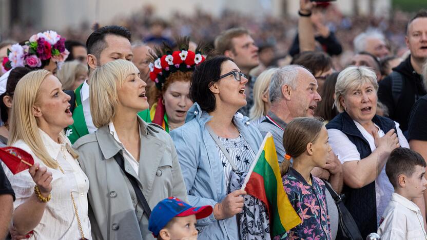 Tautiškos giesmės giedojimas Vilniaus Katedros aikštėje