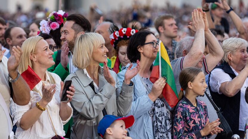 Tautiškos giesmės giedojimas Vilniaus Katedros aikštėje