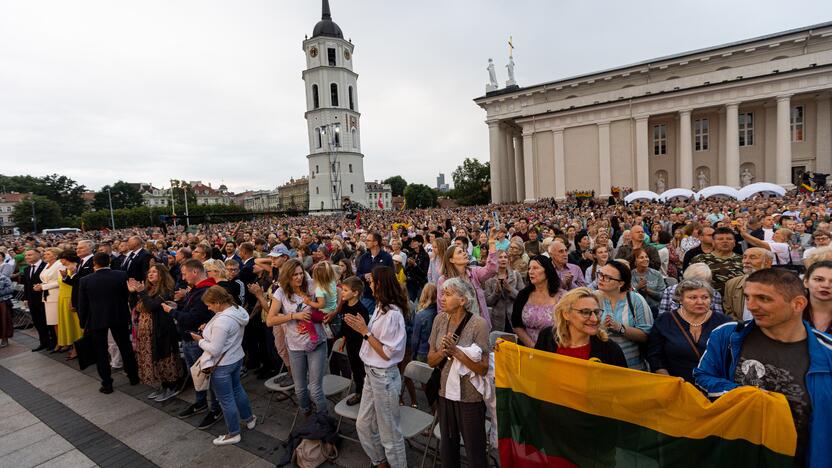 Tautiškos giesmės giedojimas Vilniaus Katedros aikštėje