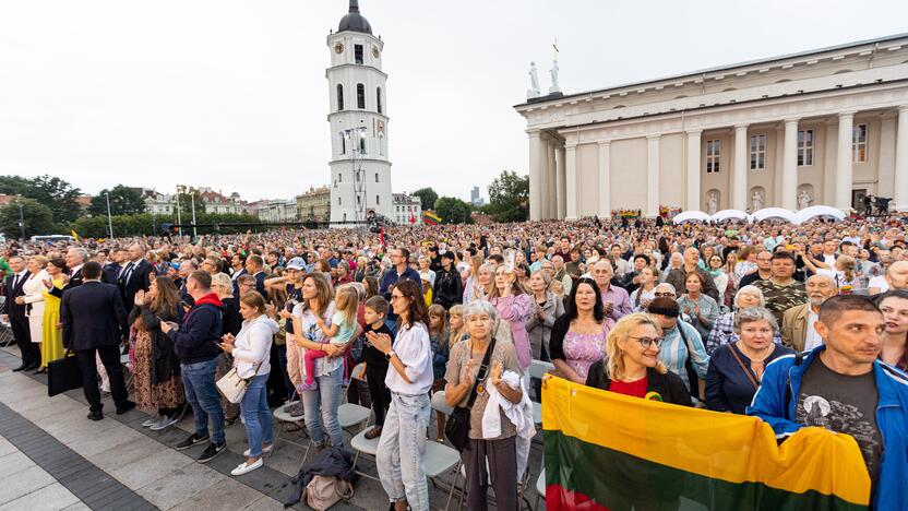 Tautiškos giesmės giedojimas Vilniaus Katedros aikštėje