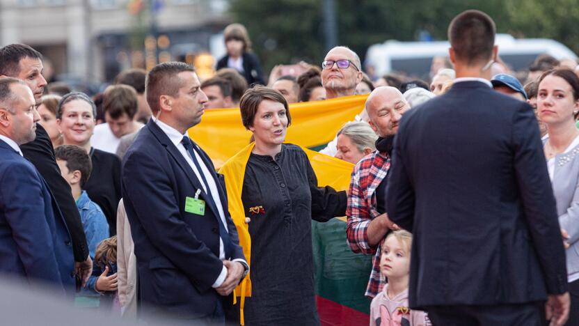 Tautiškos giesmės giedojimas Vilniaus Katedros aikštėje