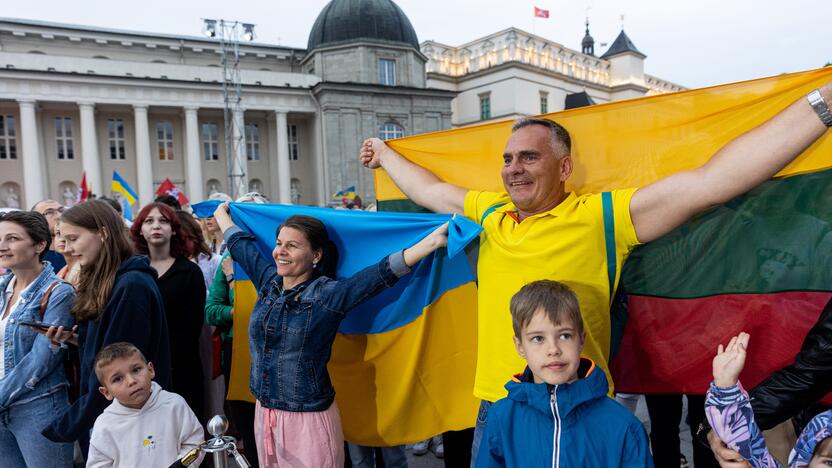 Tautiškos giesmės giedojimas Vilniaus Katedros aikštėje