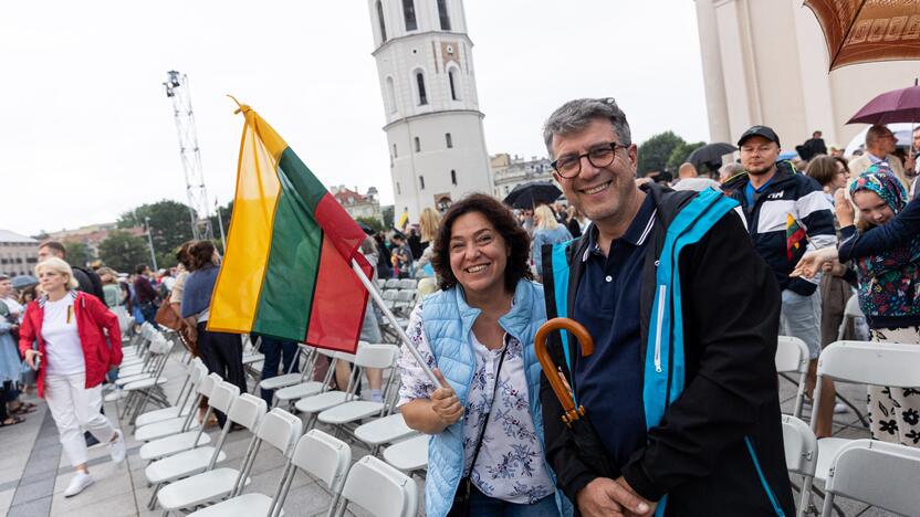 Tautiškos giesmės giedojimas Vilniaus Katedros aikštėje