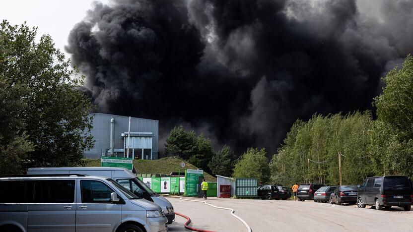 Didžiulis gaisras įmonėje „Ecoservice“