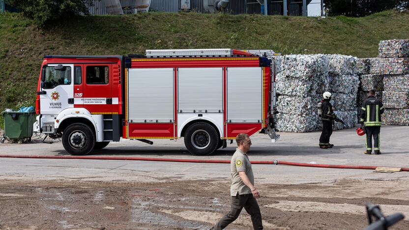 Didžiulis gaisras įmonėje „Ecoservice“