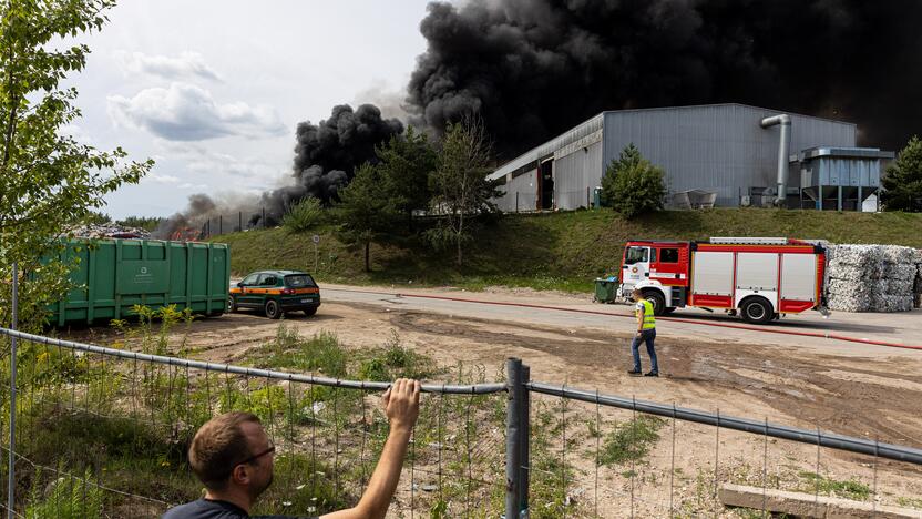 Didžiulis gaisras įmonėje „Ecoservice“