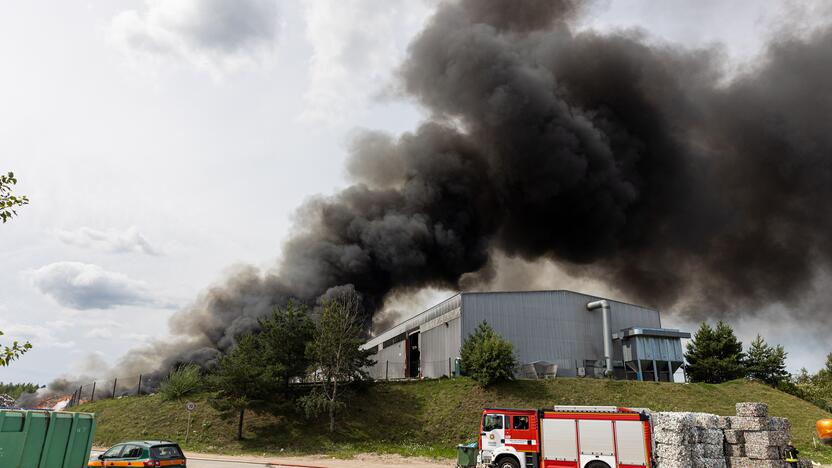 Didžiulis gaisras įmonėje „Ecoservice“