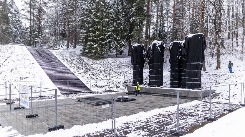  Vilniaus Antakalnio kapinėse prasidėjo stelų nukėlimo darbai