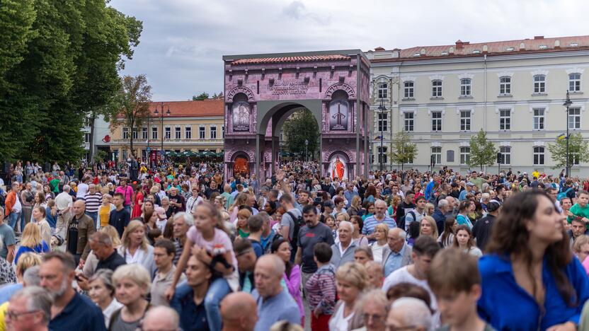 Triumfo eisena  nuo Aušros vartų iki Valdovų rūmų 