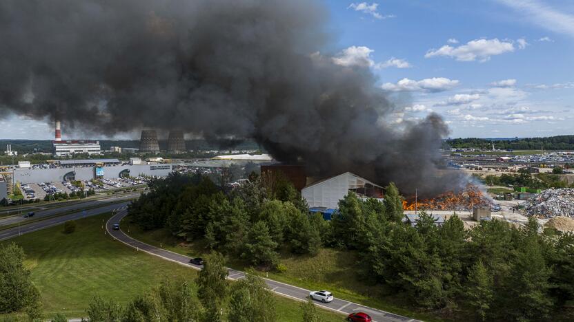 Didžiulis gaisras įmonėje „Ecoservice“