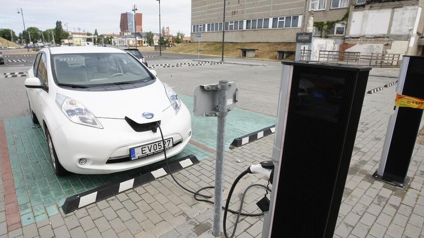  Iš anksto: taupant energiją elektromobilį per šalčius rekomenduojama pašildyti ne kelionės metu, o dar kraunant bateriją. 