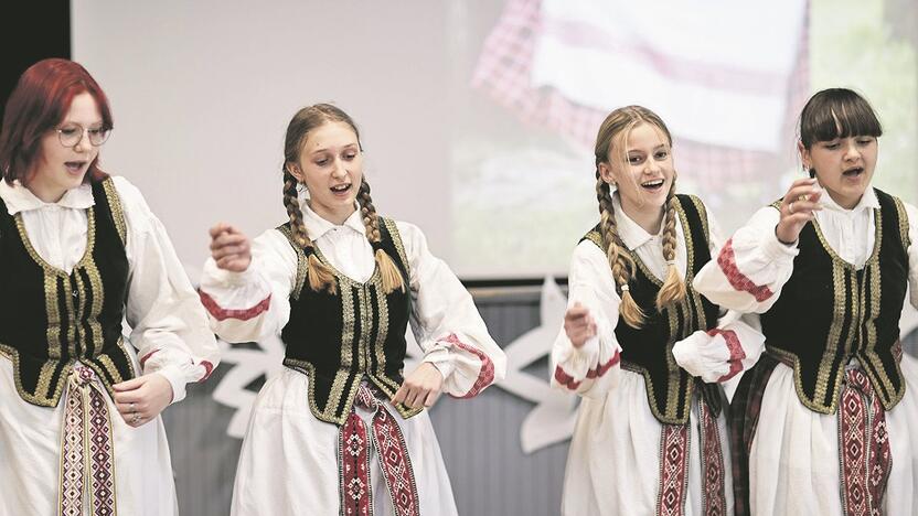 Užduotys: moksleiviai atliko įvairias užduotis: dainavo liaudies dainas, sutartines, grojo tautiniais instrumentais, šoko, dalijosi žiniomis apie legendas, sakmes. 