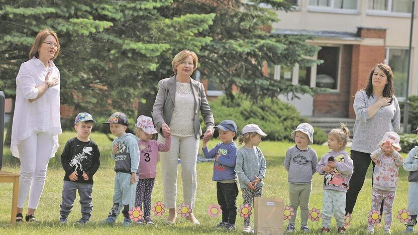 Viešnia: į šventę su dovanomis atvyko Kauno rajono savivaldybės tarybos narė V. Boreikienė.