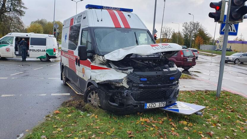 Pasekmės: šis greitosios medicinos pagalbos automobilis su švyturėliais ir garsiniu signalu kirto sankryžą, degant raudonam šviesoforo signalui, ir nebuvo praleistas kito vairuotojo.