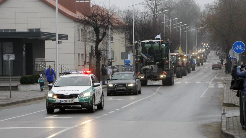 Pajūrio ūkininkai protestavo traktorių vilkstinėmis