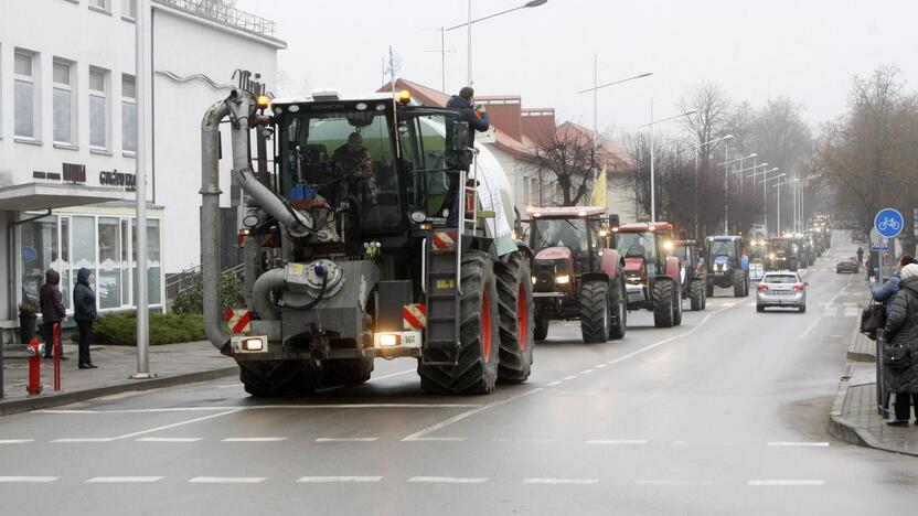 Pajūrio ūkininkai protestavo traktorių vilkstinėmis