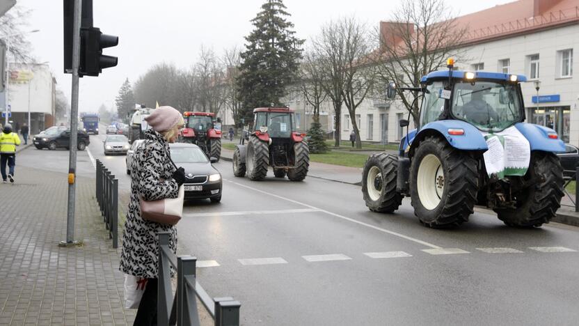 Pajūrio ūkininkai protestavo traktorių vilkstinėmis