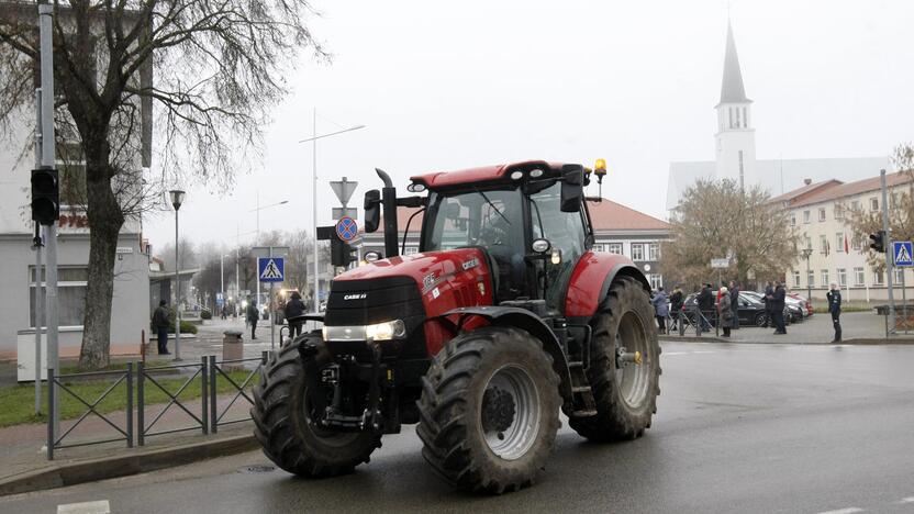 Pajūrio ūkininkai protestavo traktorių vilkstinėmis