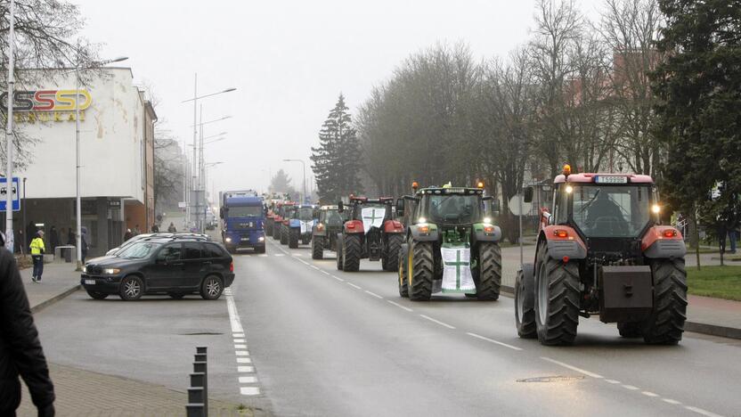 Pajūrio ūkininkai protestavo traktorių vilkstinėmis