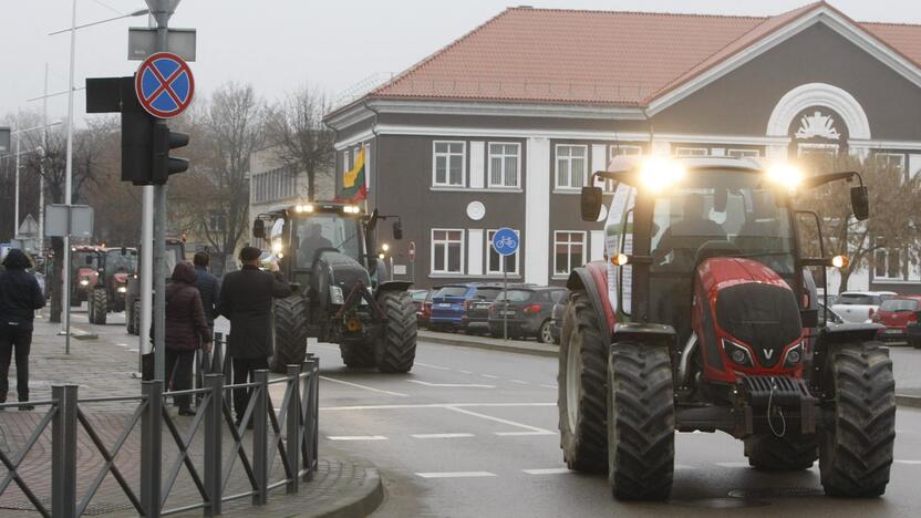 Pajūrio ūkininkai protestavo traktorių vilkstinėmis