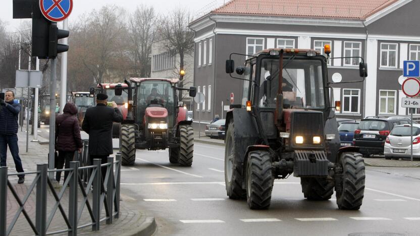 Pajūrio ūkininkai protestavo traktorių vilkstinėmis