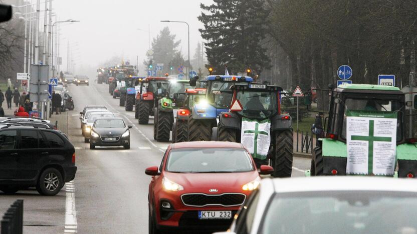 Pajūrio ūkininkai protestavo traktorių vilkstinėmis