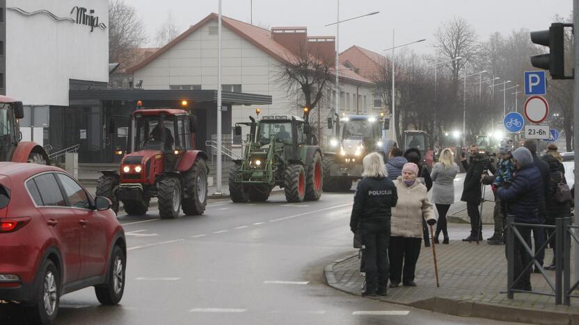 Pajūrio ūkininkai protestavo traktorių vilkstinėmis