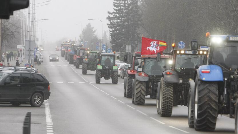 Pajūrio ūkininkai protestavo traktorių vilkstinėmis