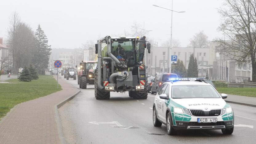 Pajūrio ūkininkai protestavo traktorių vilkstinėmis