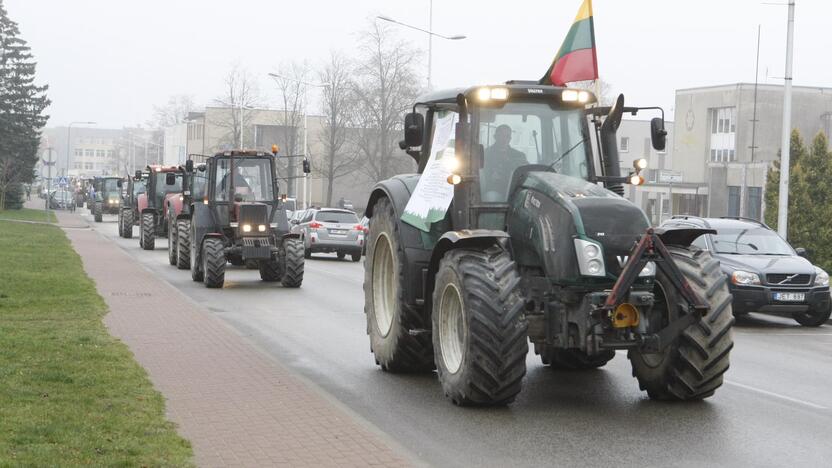 Pajūrio ūkininkai protestavo traktorių vilkstinėmis