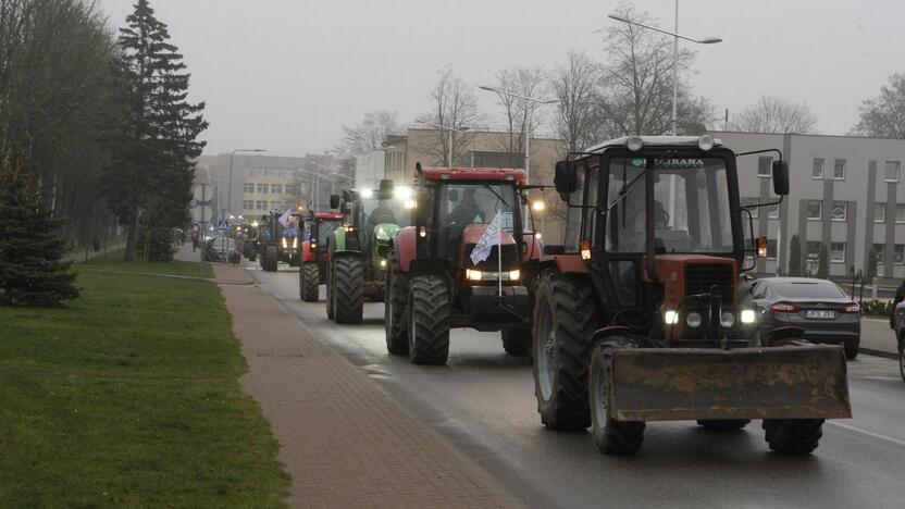 Pajūrio ūkininkai protestavo traktorių vilkstinėmis