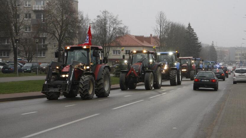 Pajūrio ūkininkai protestavo traktorių vilkstinėmis