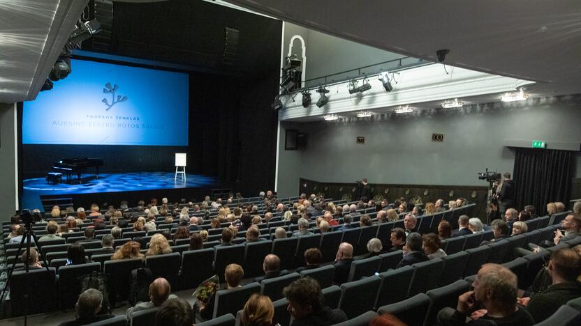 Nacionaliniame Kauno dramos teatre išdalintos „Auksinės teatro rūtos šakelės“