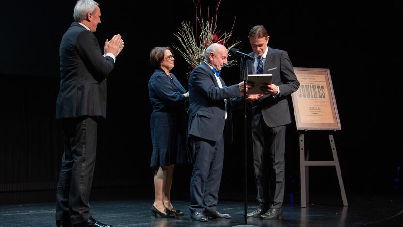 Nacionaliniame Kauno dramos teatre išdalintos „Auksinės teatro rūtos šakelės“