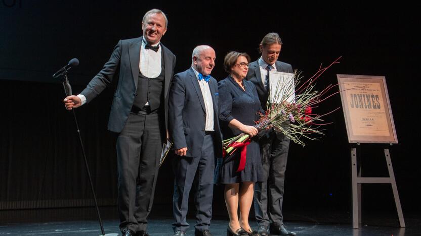 Nacionaliniame Kauno dramos teatre išdalintos „Auksinės teatro rūtos šakelės“