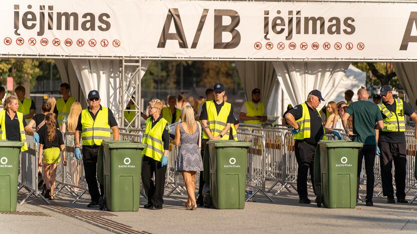 Žmonės renkasi į Jessicos Shy koncertą