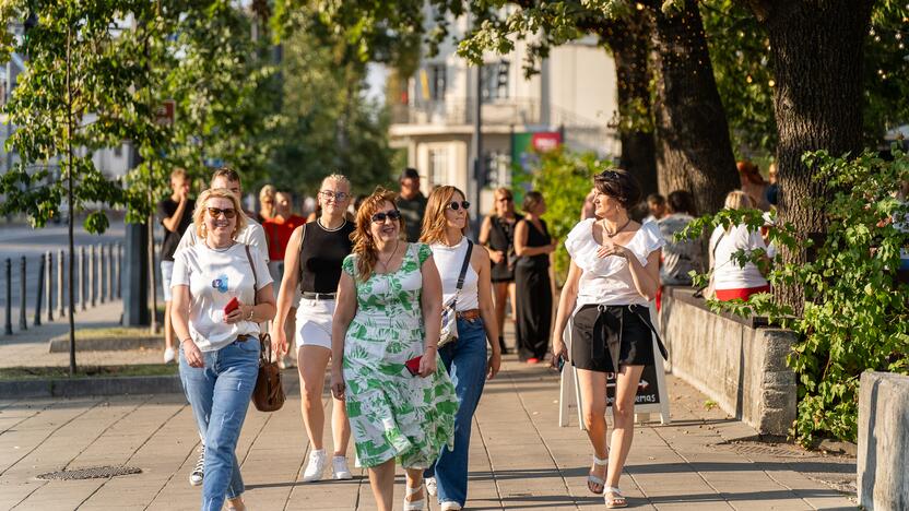 Žmonės renkasi į Jessicos Shy koncertą