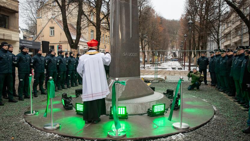 Oficialiai atidengtas policijai skirtas obeliskas