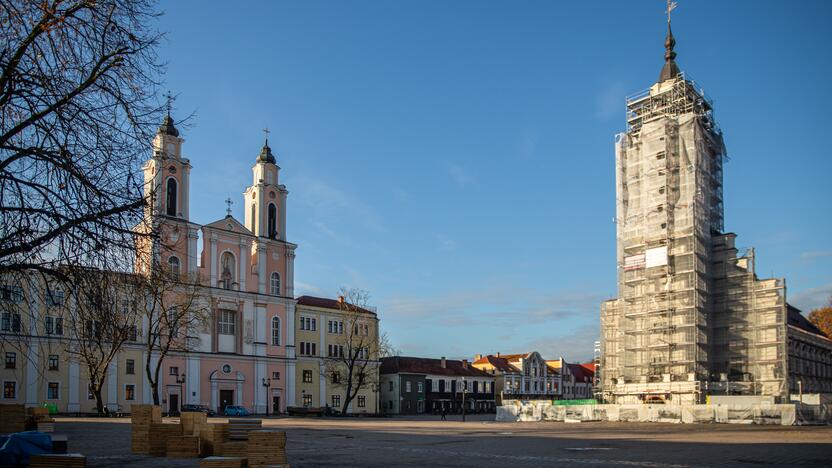 Rotušės aikštėje kyla Kalėdų miestelis