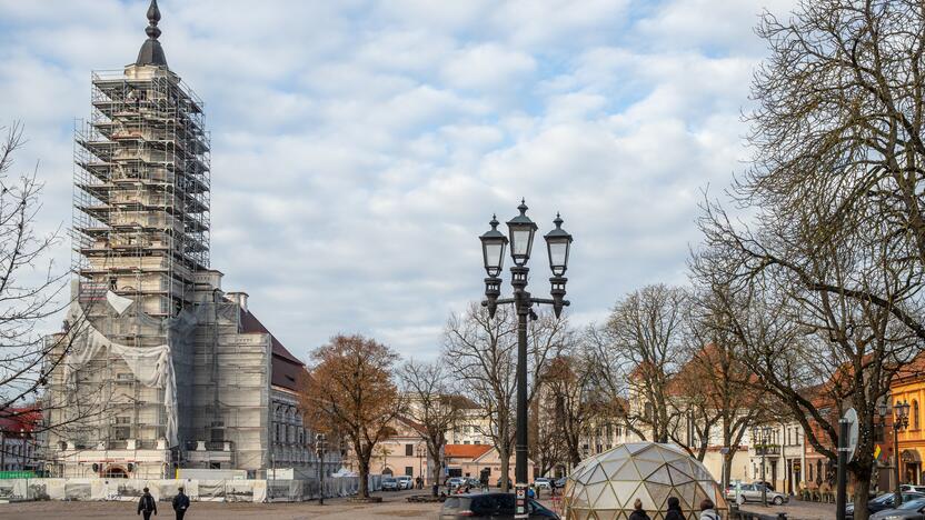 Rotušės aikštėje kyla Kalėdų miestelis